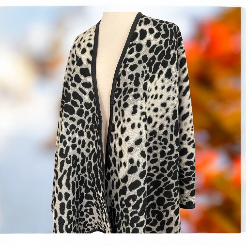 FRAAS Animal Print‎ Ruana Wrap Poncho Black & White Trim One Size Women’s Shawl